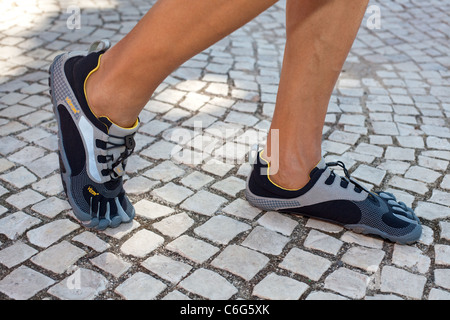 Homme avec vibram fivefingers chaussures. Banque D'Images