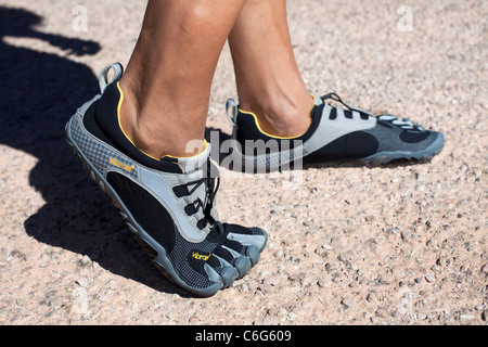 Homme avec vibram fivefingers chaussures. Banque D'Images