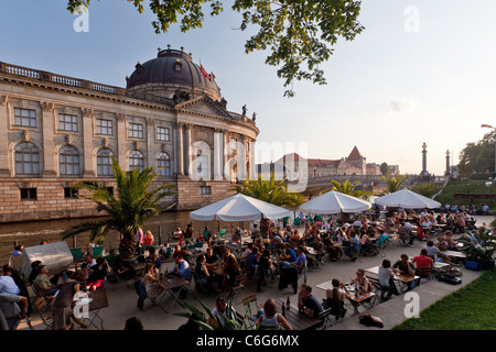 Un café sur le Merbag-personalstiftung Promenade le long de la rivière Spree, dans le centre de Berlin, en face du Musée de Bode Banque D'Images