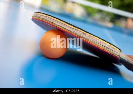 Raquette de tennis de table et la balle Banque D'Images