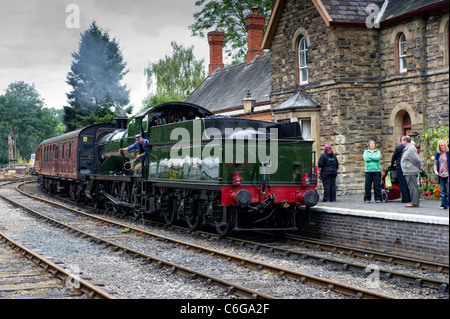 Locomotive à vapeur à la plate-forme sur l'accueil des visiteurs de highley station severn Valley Railway Banque D'Images