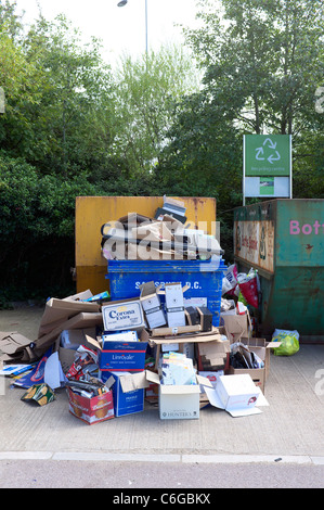 Pile de boîtes en carton pour le recyclage collecte en attente Banque D'Images