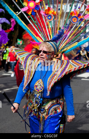 Femme sénior portant un costume coloré au Notting Hill Carnival, Londres, Angleterre, Royaume-Uni. Banque D'Images