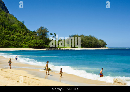 Famille sur Ha'ena Beach Kauai HI Banque D'Images