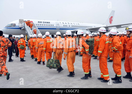 Les travailleurs de sauvetage à bord d'un airoplane à destination de la ville de Yushu tremblement de terre dans le cadre de l'opération de secours. Le tremblement de terre Banque D'Images