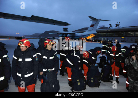 Les travailleurs de sauvetage à bord d'un airoplane à destination de la ville de Yushu tremblement de terre dans le cadre de l'opération de secours. Le tremblement de terre Banque D'Images