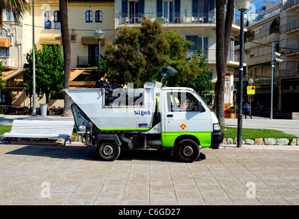 Véhicule de collecte de déchets sur la promenade de Sitges, près de Barcelone, Espagne Banque D'Images