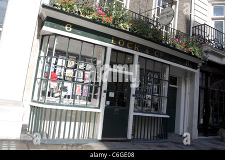 LOCK & CO, créée en 1676 et située à St James Street c'est l'un des quartiers les plus anciens des entreprises établies. Banque D'Images