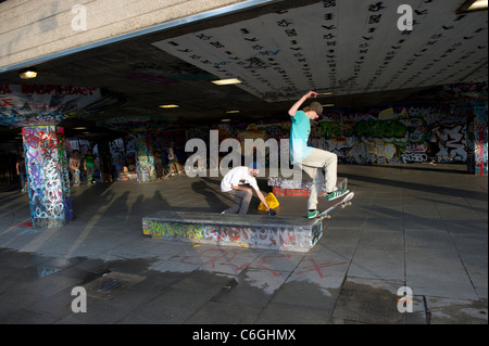 Deux hommes à roulettes au London's South Bank le tournage d'une vidéo. Banque D'Images