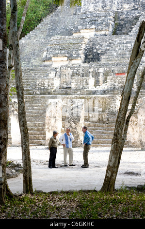 Le Président Felipe Calderon du Mexique avec Peter Greenberg et guide de Calakmul Banque D'Images