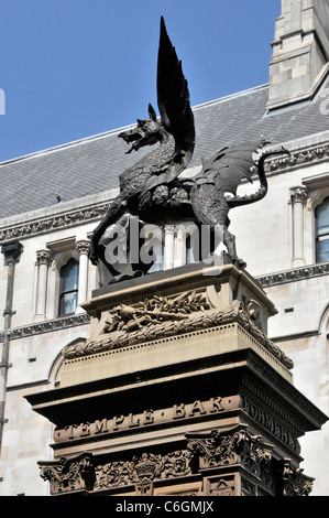 Temple Bar monument avec Griffin Dragon statue qui marque l'emplacement de Wren's Temple Bar Gate & aussi limite entre Ville de Londres et Westminster UK Banque D'Images