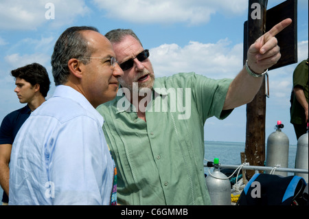 Le Président Felipe Calderon et Peter Greenberg à bord voile à Cozumel au Mexique, alors qu'il filmait la Tournée royale Banque D'Images