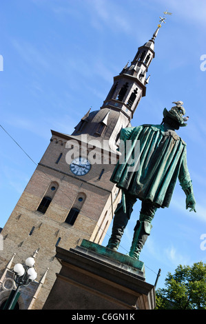 Oslo Domkirke avec la statue de Christian IV à l'avant-plan Banque D'Images