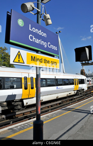 Attention au panneau Gap au chemin de fer de Charing Cross Gare avec trains de voyageurs et panneaux de plate-forme du sud-est À Londres, Angleterre, Royaume-Uni Banque D'Images