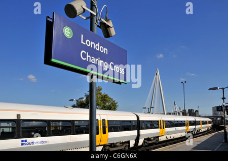 Panneau à la gare de Charing Cross avec le sud Des trains de voyageurs de l'est à quai dans un ciel bleu Journée à Londres Angleterre Royaume-Uni Banque D'Images