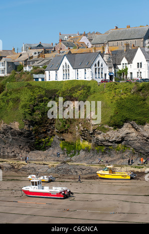 Belle vue sur les bateaux dans le port, dans le joli village de pêcheurs de Port Isaac, Cornwall, Angleterre. Banque D'Images