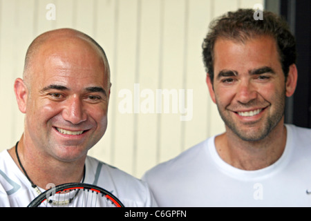 Nous retraités champions de tennis Andre Agassi et Pete Sampras ouvrir une clinique de tennis gratuit pour encourager les jeunes enfants à entrer dans la Banque D'Images