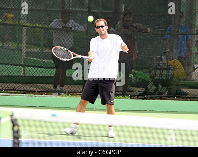 Nous retraités champions de tennis Andre Agassi et Pete Sampras ouvrir une clinique de tennis gratuit pour encourager les jeunes enfants à entrer dans la Banque D'Images