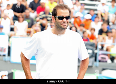 Nous retraités champions de tennis Andre Agassi et Pete Sampras ouvrir une clinique de tennis gratuit pour encourager les jeunes enfants à entrer dans la Banque D'Images