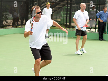 Nous retraités champions de tennis Andre Agassi et Pete Sampras ouvrir une clinique de tennis gratuit pour encourager les jeunes enfants à entrer dans la Banque D'Images