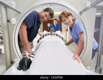 Médecin et l'infirmière avec le patient dans une chambre chambre de barothérapie de l'oxygène à l'hôpital. Banque D'Images