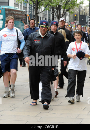 Sir Ian Botham à l'arrivée de grands costauds ne m'oubliez pas de marche au profit de la recherche sur la leucémie chez Marks et Spencer de Marble Arch. Banque D'Images