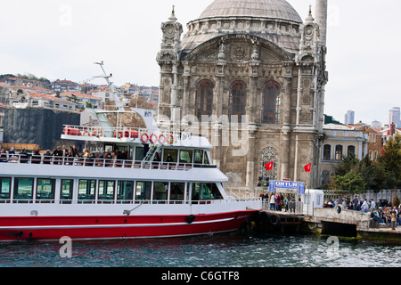 Mecidiye, Ortakôy,,Mosquée Ortaköy pier square, le Bosphore, La Corne, la mer de Marmara, Istanbul, Constantinople,Turquie Banque D'Images