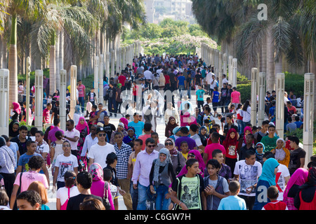 Les gens à al-Azhar Park pour la célébration de l'Aïd al-Fitr, marquant la fin du Ramadan, Le Caire, Egypte Banque D'Images