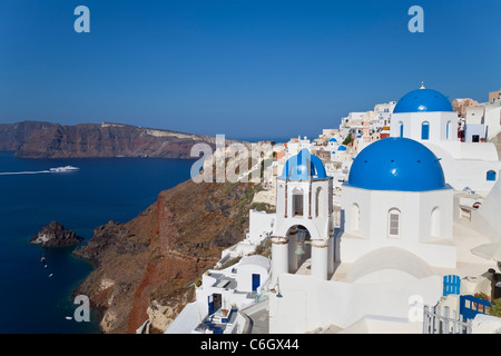 Églises au dôme bleu dans le village de Oia (La), Santorin (thira), Cyclades, Mer Égée, Grèce, Europe Banque D'Images