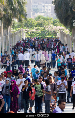 Les gens à al-Azhar Park pour la célébration de l'Aïd al-Fitr, marquant la fin du Ramadan, Le Caire, Egypte Banque D'Images