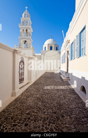 Clocher de l'Église Sanctus Ioannes Baptista à Fira, Santorin (thira), Cyclades, Mer Égée, Grèce Banque D'Images