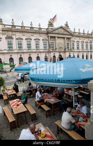 Si schmeckt Berlin : le long de l'avenue Unter den Linden à Berlin, Allemagne, musée d'histoire allemande à l'arrière Banque D'Images