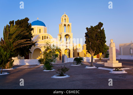 Église orthodoxe grecque à Oia, Santorini, Cyclades, Grèce Banque D'Images