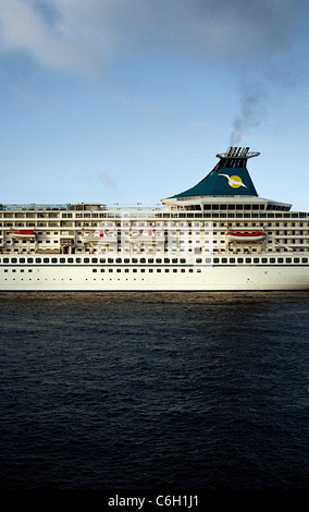 Arrivée du bateau de croisière MS Artania dans le port de Hambourg lors de sa première journée sur le service pour l'allemand Phoenix Reisen. Banque D'Images