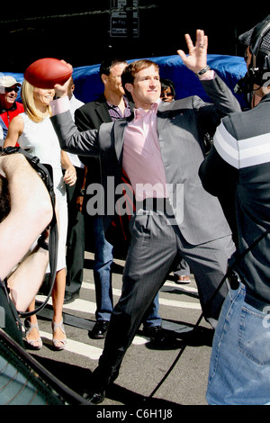 Drew Brees, le quart-arrière pour les New Orleans Saints du tournage d'un segment sur la rue pour ABC's "Live with Regis and Kelly" Nouvelle Banque D'Images