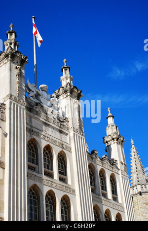 La ville médiévale tardive de Guildhall de Londres dans un endroit tranquille et ensoleillé dimanche d'été. Banque D'Images