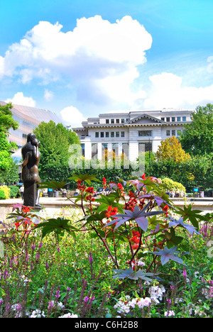 Deux Amoureux statue veille sur les parterres des jardins du Festival comme employé de bureau de Londres profitez du soleil de midi. Banque D'Images