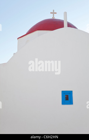 L'église blanche traditionnelle, Mykonos (Hora), îles Cyclades, Grèce, Europe Banque D'Images