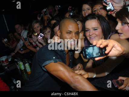 Ricky Whittle avec quelques fans à la Banque discothèque le comté de Down, Irlande du Nord - 06.03.10 Banque D'Images