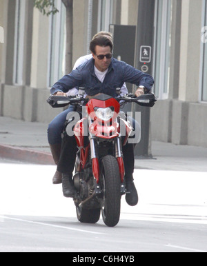 Stunt double pour Tom Cruise et Cameron Diaz riding a motorcycle lors du tournage de 'Knight and Day'. Diaz et croisière terminée Banque D'Images