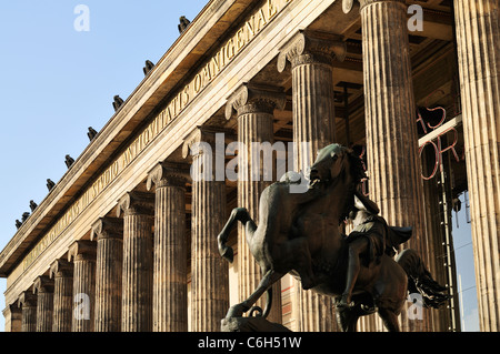 L'Altes Museum, est l'un des nombreux musées de renommée internationale sur l'île des musées à Berlin, Allemagne. Banque D'Images