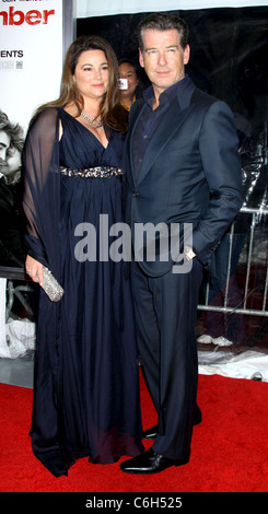 Pierce Brosnan et Keely Shaye Smith New York premiere de 'Remember me' à la Paris Theatre New York City, USA - 01.03.10 Banque D'Images