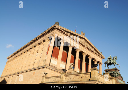 Vue frontale de l'ancienne Galerie Nationale de Berlin, l'île aux musées, de l'Allemagne. Banque D'Images