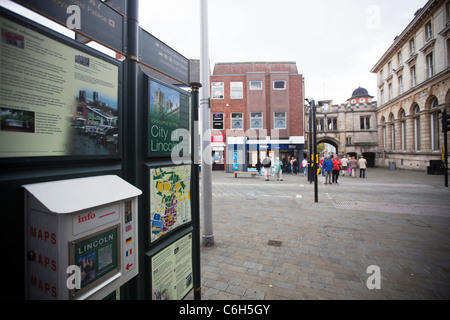 Le centre-ville de Lincoln, Lincolnshire, Angleterre bienvenue signe avec l'arc en pierre en arrière-plan sur la High Street Banque D'Images