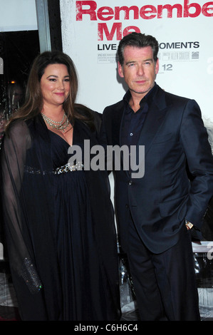 Pierce Brosnan et Keely Shaye Smith New York premiere de 'Remember me' à la Paris Theatre New York City, USA - 01.03.10 Banque D'Images