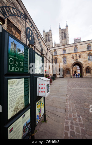 Le centre-ville de Lincoln, Lincolnshire, Angleterre bienvenue signe avec la cathédrale en arrière-plan sur la place du château Banque D'Images