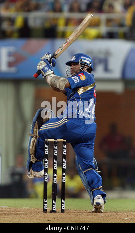 Mumbai Indians' batteur Sachin Tendulkar joue un coup à la finale 3 de l'IPL entre Indiens de Mumbai et Chennai Super Kings. Banque D'Images