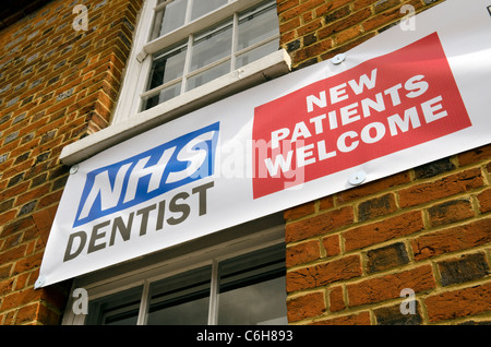 Bienvenue aux nouveaux patients dentiste NHS signer à Beaconsfield UK Banque D'Images