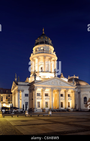 Photo de nuit de la cathédrale allemande sur la Gendarmenmarkt, Berlin, Allemagne. Banque D'Images