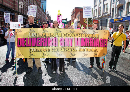 Les marcheurs de libéraux démocrates à la Manchester Gay Pride Parade, Manchester, Angleterre Banque D'Images